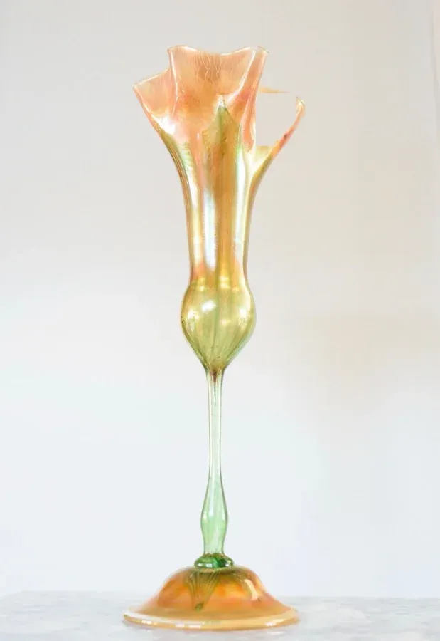 Iridescent jack-in-the-pulpit art glass vase